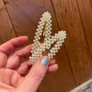 Large faux pearls Bebe hair clips